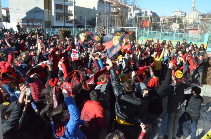 Bando Es-es Ve Tribün Grubu Nefer’den Çocuklara Karne Hediyesi