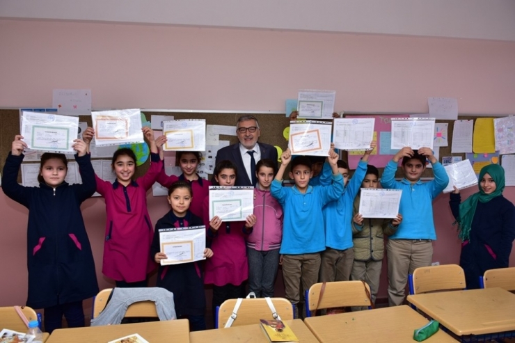 Başkan Bozkurt’tan Karne Hediyesi