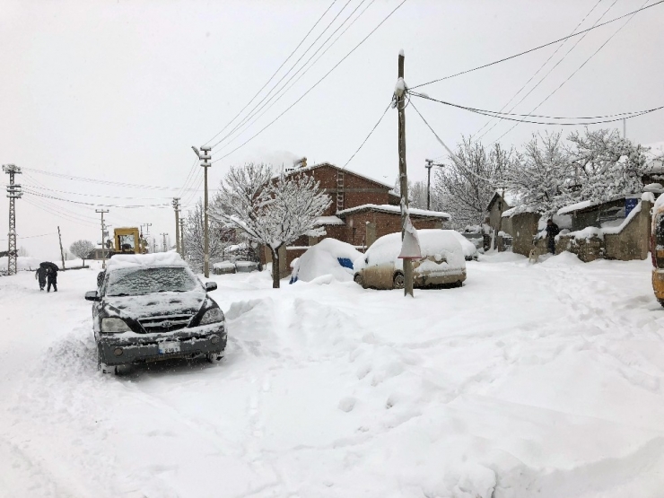 Bingöl’de 278 Köy Ve 4 İlçenin Yolu Ulaşıma Kapandı