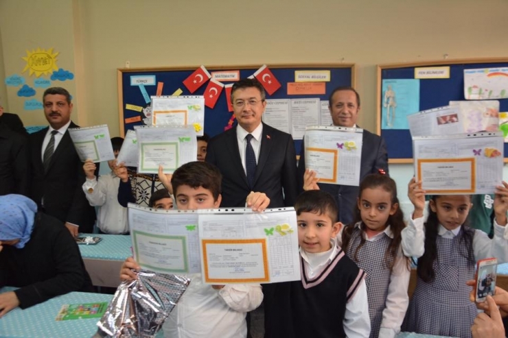 Başkan Toltar, Karne Dağıttı