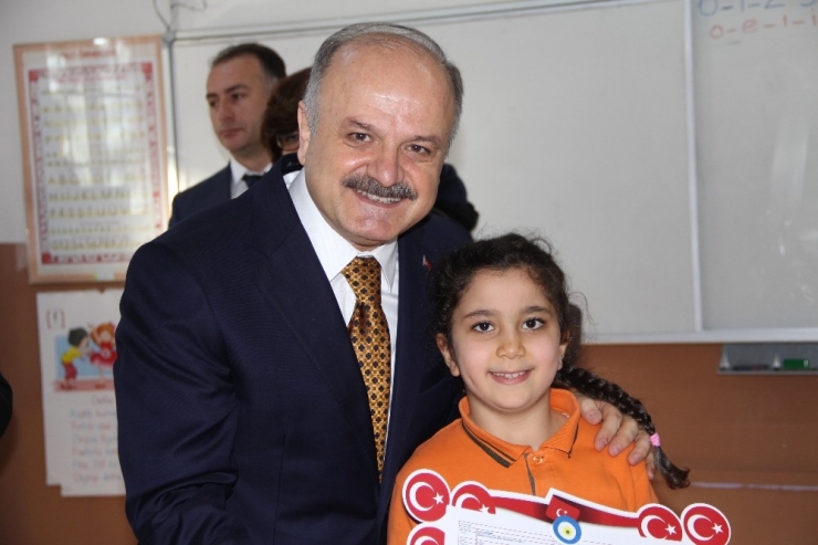 Vali Çakacak, Öğrencilere Karne Dağıttı