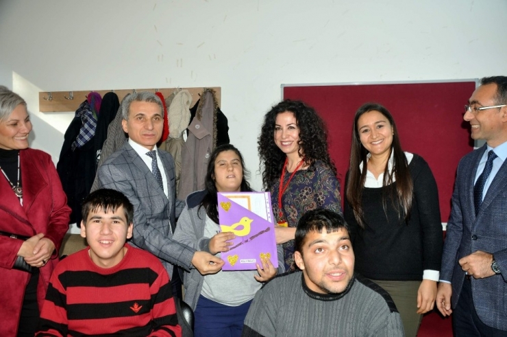 Güzelköy Özel Eğitim Merkezi Öğrencileri Karnelerini Kaymakamdan Aldı