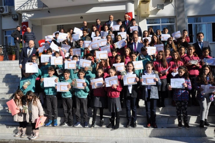 İkizlerin Okulunda Karne Sevinci