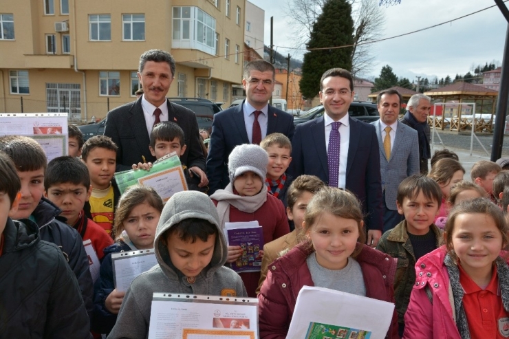 Kaymakam Ve Başkan Karne Dağıttı