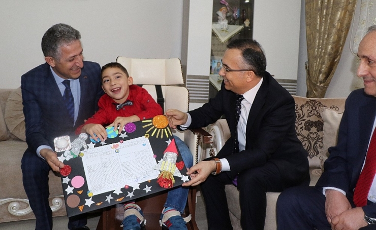 Evde Eğitim Gören Umut, Karnesini Vali Çeber’in Elinden Aldı