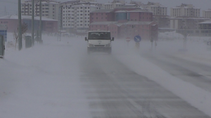 Karne Dağıtımından Dönen Öğretmenler Yolda Mahsur Kaldı