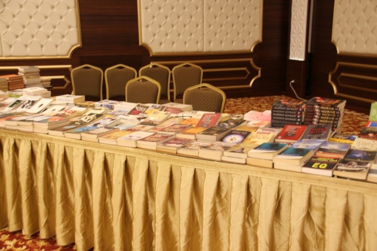 Akçakoca Belediyesi Okul Kütüphanelerine Kitap Hediye Etti