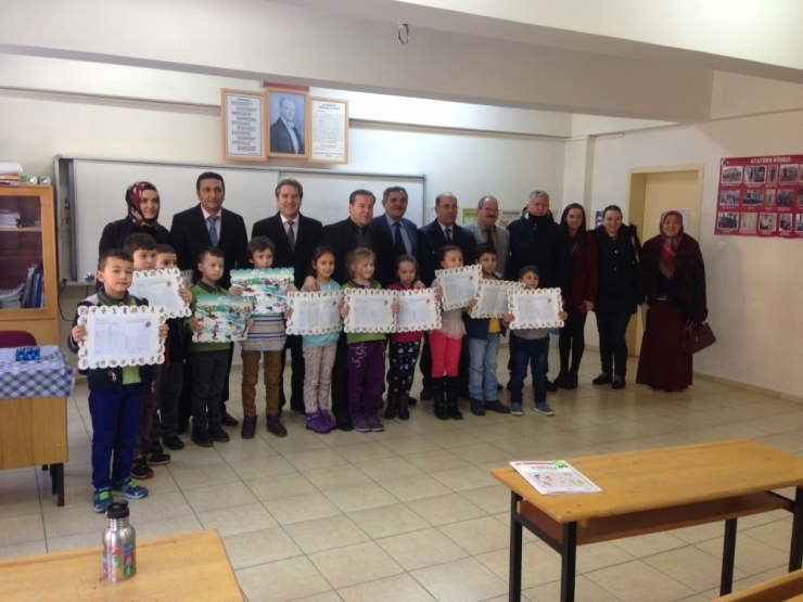 Karneleri Veliler Dağıttı