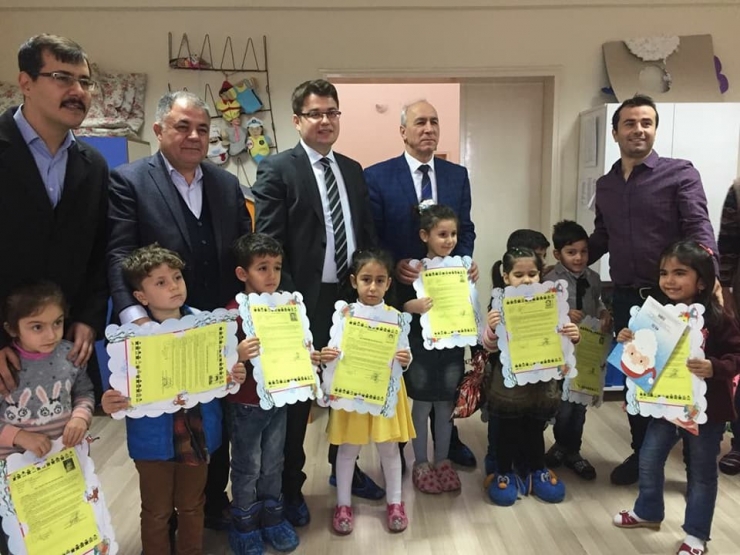 Kaymakam Düzgün, Karne Dağıttı