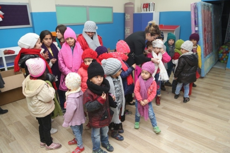 Silopili Kadınlar El Emeklerini Öğrencilere Verdi