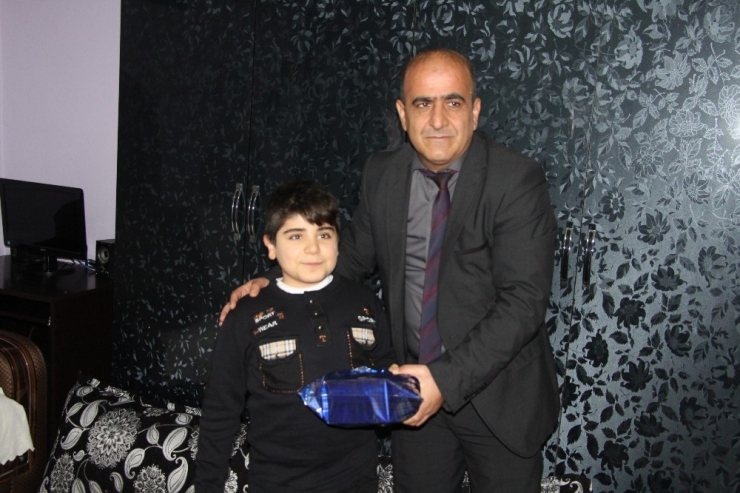 Bedensel Engelli Öğrencinin Karnesi Evinde Verildi