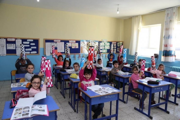 Vali Sonel’den 6 Bin Öğrenciye Satranç Takımı