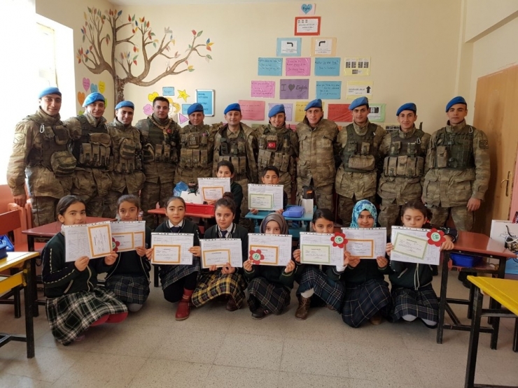 Jandarmadan Öğrencilere Karne Hediyesi