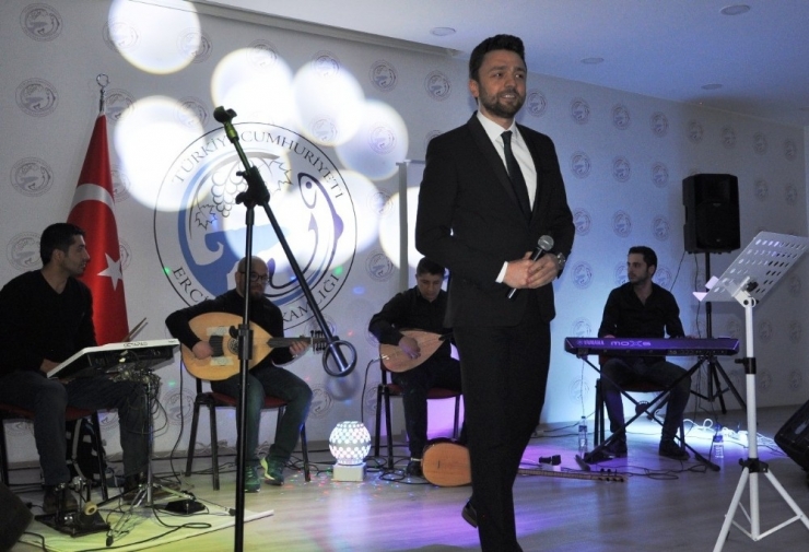 Kitap Getirene Konser Bedava