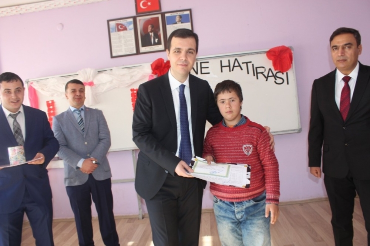 Özalp İlçesinde Kütüphane Açılışı Ve Karne Dağıtımı