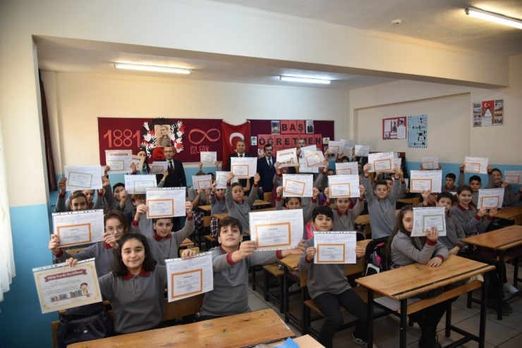Yunusemre’den Öğrencilere Karne Hediyesi