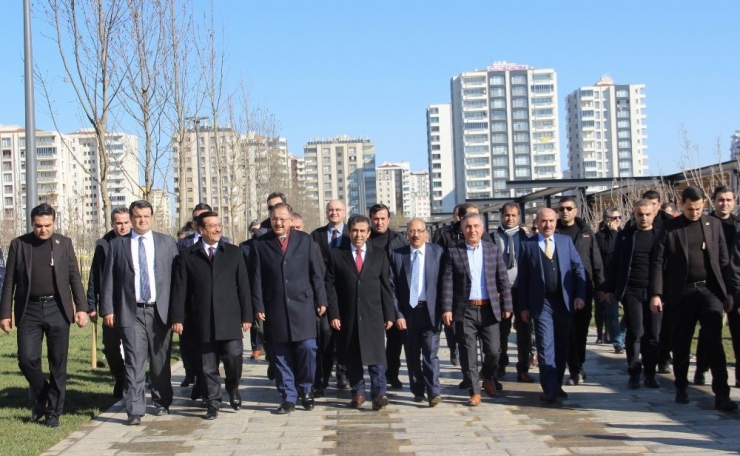 Bakan Özhaseki: “Sur’da Bir Ay İçerisinde İhalelerimizi Yapmaya Başlarız”