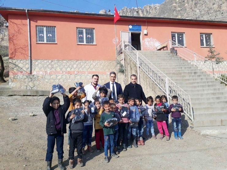 Çermik Sydv’den Öğrencilere Kışlık Bot Yardımı