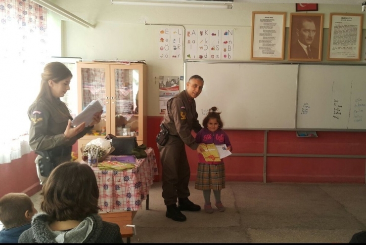 Burhaniye’de Jandarma Kitap Dağıttı