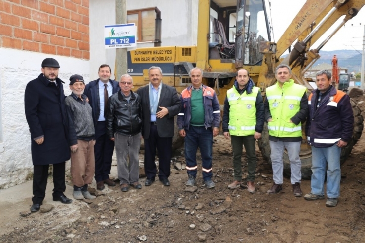 Burhaniye’de Yol Seferberliği Sürüyor