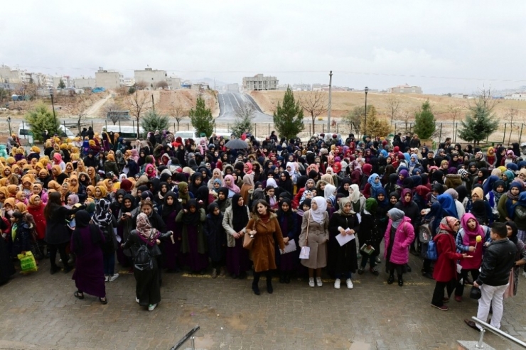 Belediye Başkanın Eşi Öğrencilerin Karne Sevincine Ortak Oldu