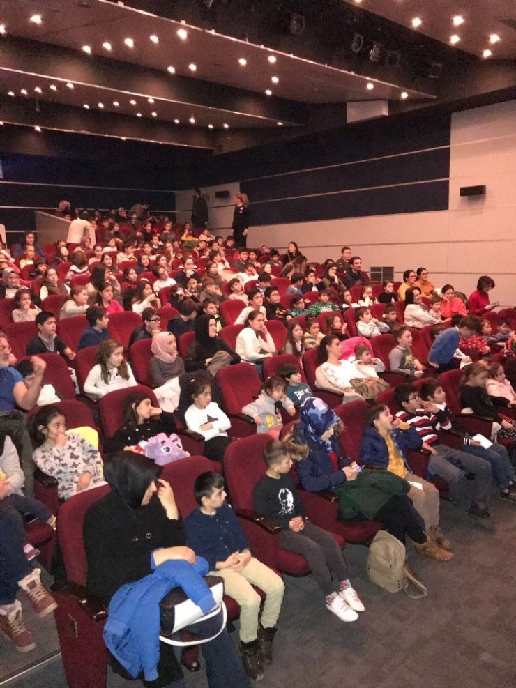 Nilüfer Belediyesi’nden Öğrencilere Karne Hediyesi