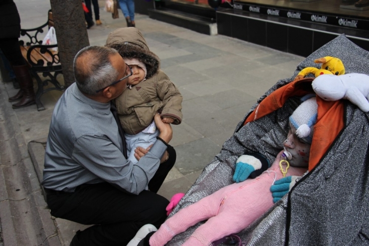 Bebek Arabasında İlginç Şov