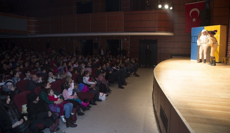 “Çizmeli Kedi” Sahnelendi