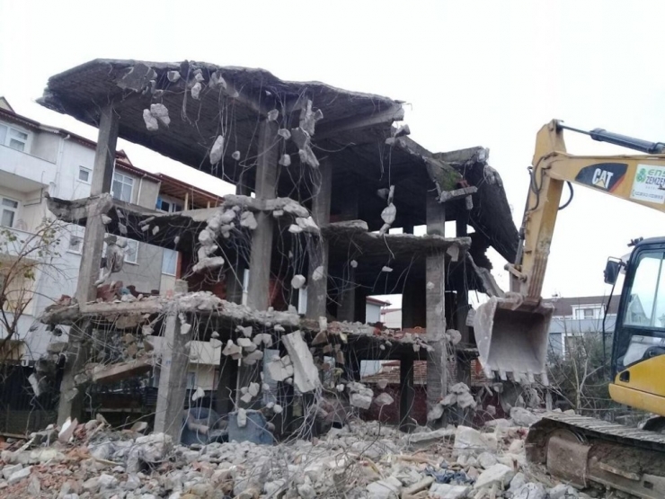 Körfez’de Metruk Binalar Tek Tek Yıkılıyor