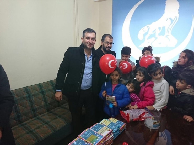 Ülkü Ocakları Eskişehir Yunus Emre İlçe Başkanlığı’ndan Çocuklara Karne Hediyesi