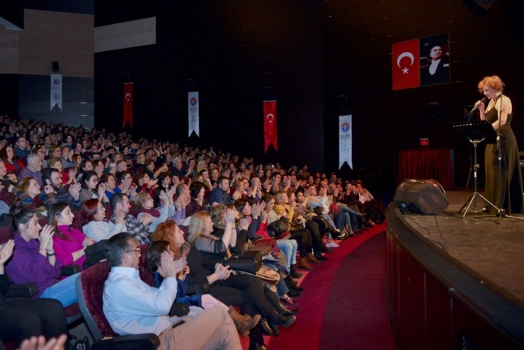 Zuhal Olcay Maltepeliler İçin Sahne Aldı