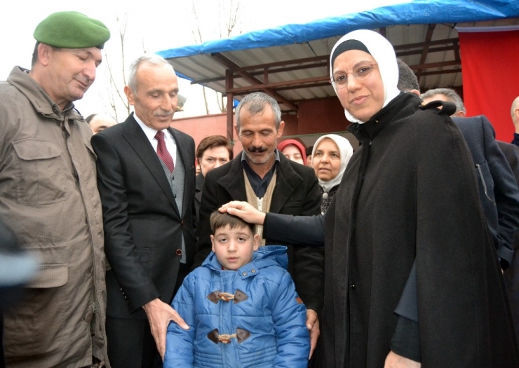 Ak Parti Genel Başkan Yardımcısı Ravza Kavakcı Kan’dan Şehit Evine Ziyaret