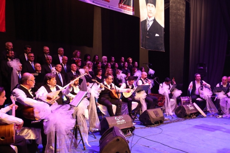 Efeler Belediyesi Türk Halk Müziği Korosu Dinleyenleri Mest Etti