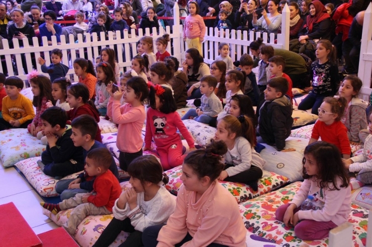 Minikler Karne Hediyesi Olarak Tiyatro İzledi