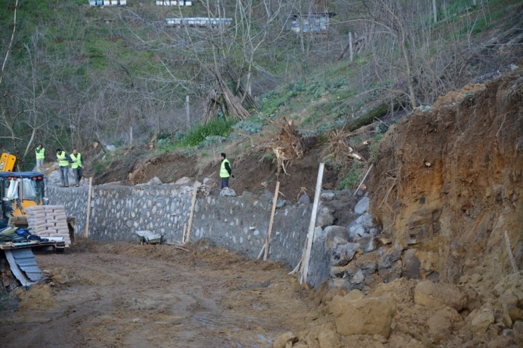 Kartepe Belediyesi Eşme Ahmediye’de Taş Duvar Yapıyor