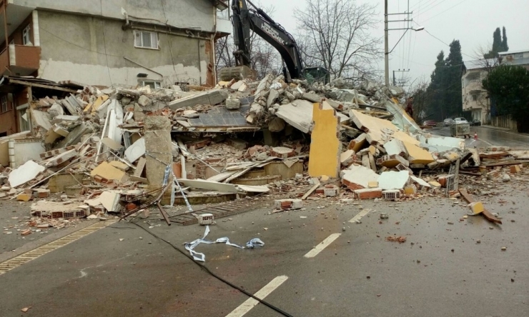 Tehlike Arz Eden Bina Kartepe Belediyesi Tarafından Yıkıldı