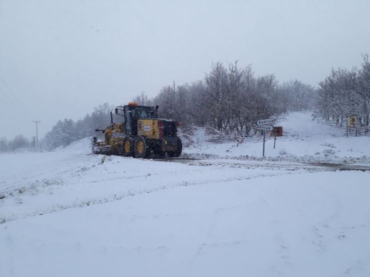 Büyükşehir Ekipleri, Kar Yağışına Anında Müdahale Ediyor