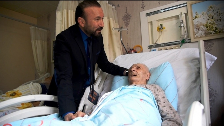 Başkan Doğan 5 Yıl Önce Bisiklet Hediye Ettiği Mehmet Dede’yi Hastanede Ziyaret Etti