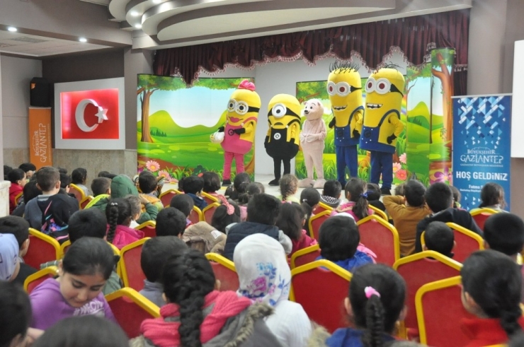 Minyonlar Çocuk Tiyatrosu İlçelerde Çocuklarla Buluştu
