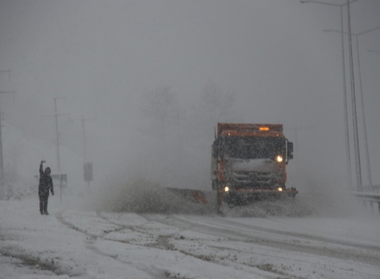 Yoğun Kar, Samsun-ankara Yolunu Trafiğe Kapattı