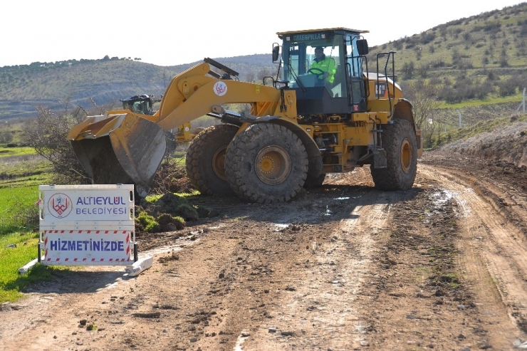 Parke Ve Asfalt Yol Çalışmaları Hızla Devam Ediyor