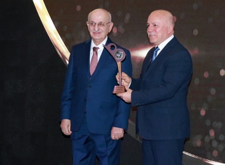 Başkan Sekmen “Yılın En Başarılı Büyükşehir Belediye Başkanı” Seçildi