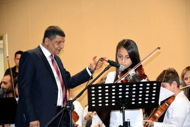 Salihli’de Minik Ellerden Büyük Konser