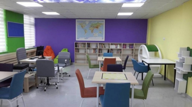 Cumhuriyet İlkokuluna Z-kütüphane