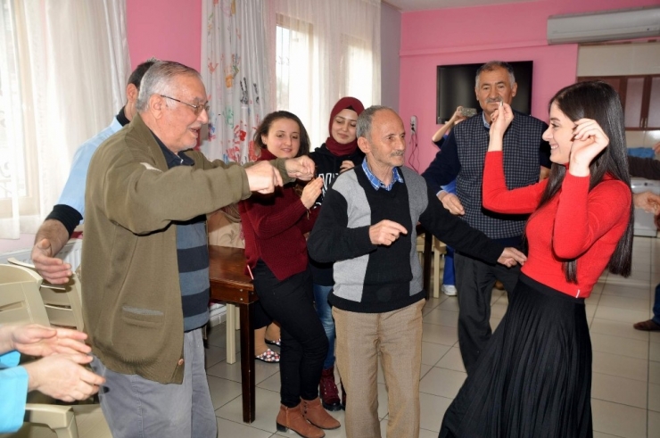 Yaşlılara Mutluluk Oldular