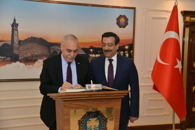 Bakan Fakıbaba Büyükşehir Belediye Başkanı Atilla’yı Ziyaret Etti