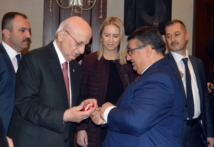 Tbmm Başkanı Kahraman’dan Terör Örgütünün Bayrağına ’Pijama’ Benzetmesi