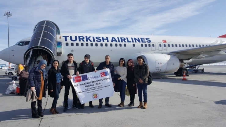 Malazgirtli Öğrenciler Yurtdışına Gitti