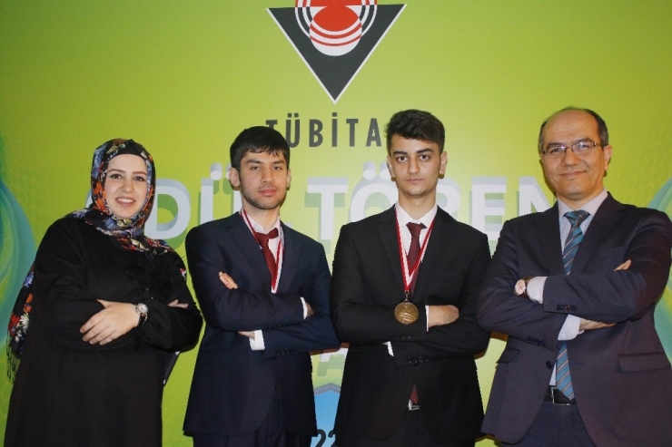 Tübitak’tan İhlas Koleji’ne İki Altın Madalya