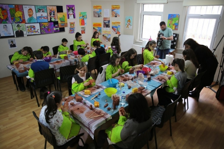 Yetişkin Ve Çocukların Yetenekleri Keşfediliyor